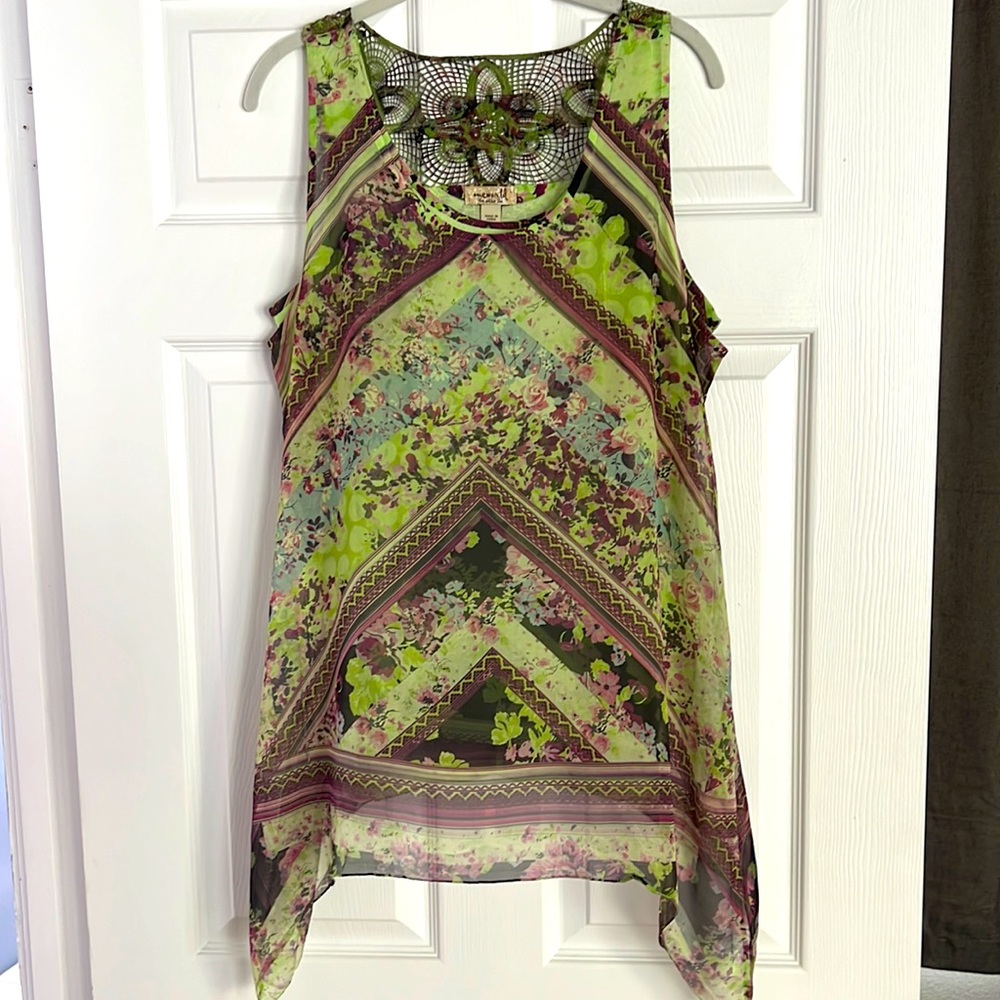 Beautiful ONE WORLD chiffon overlay, stretch knit shell lining, shark bite top!